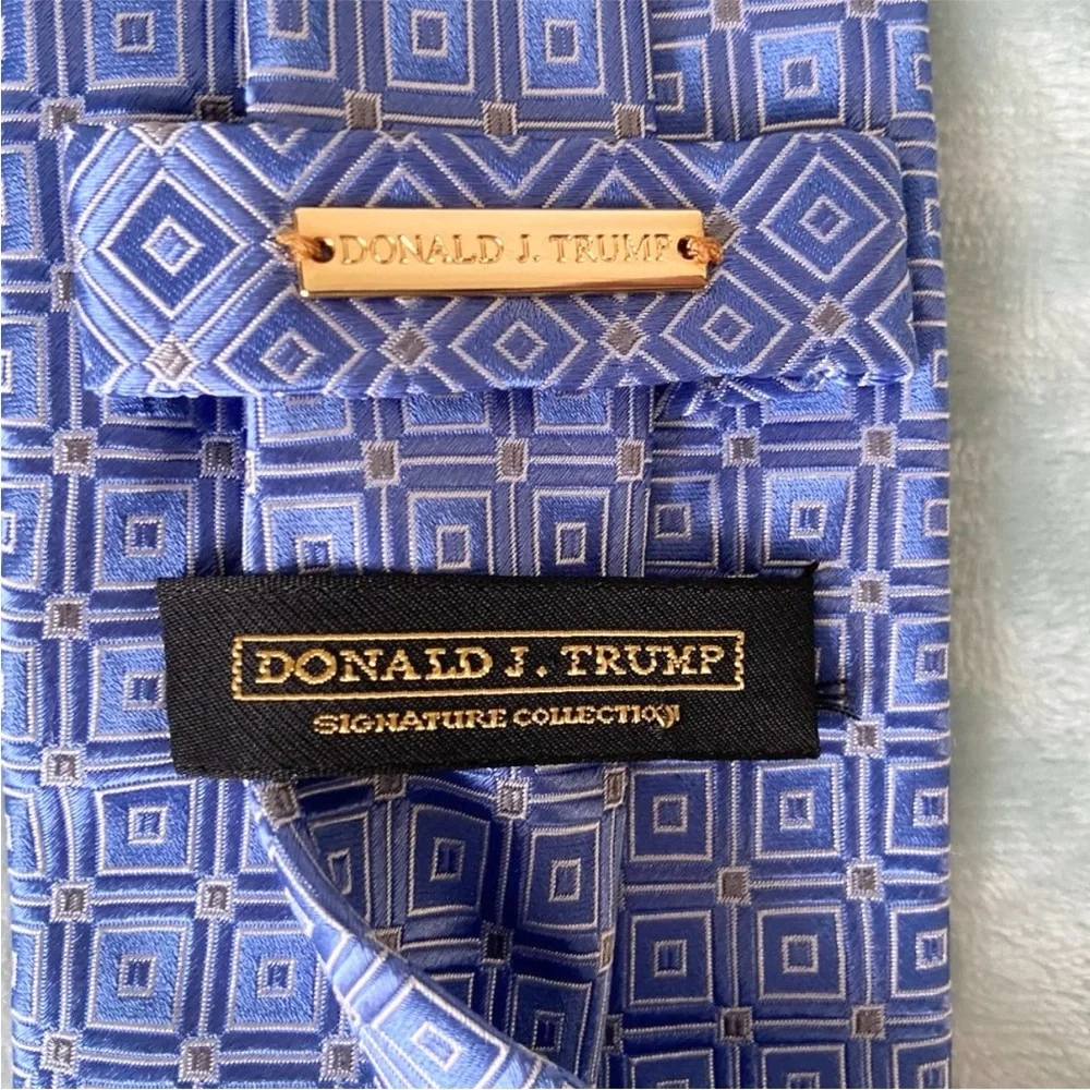 Donald Trump Signature Collection Blue Designed Silk Tie
